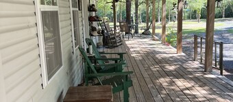 Peaceful cottage on 12 acre horse farm McClellanville 