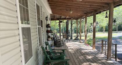 Peaceful cottage on 12 acre horse farm McClellanville