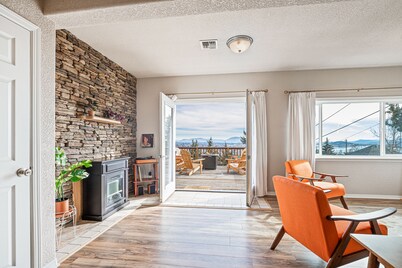 Spacious - Big Views - Hot Tub - 4 King Beds - Near Crater Lake - Dog Friendly