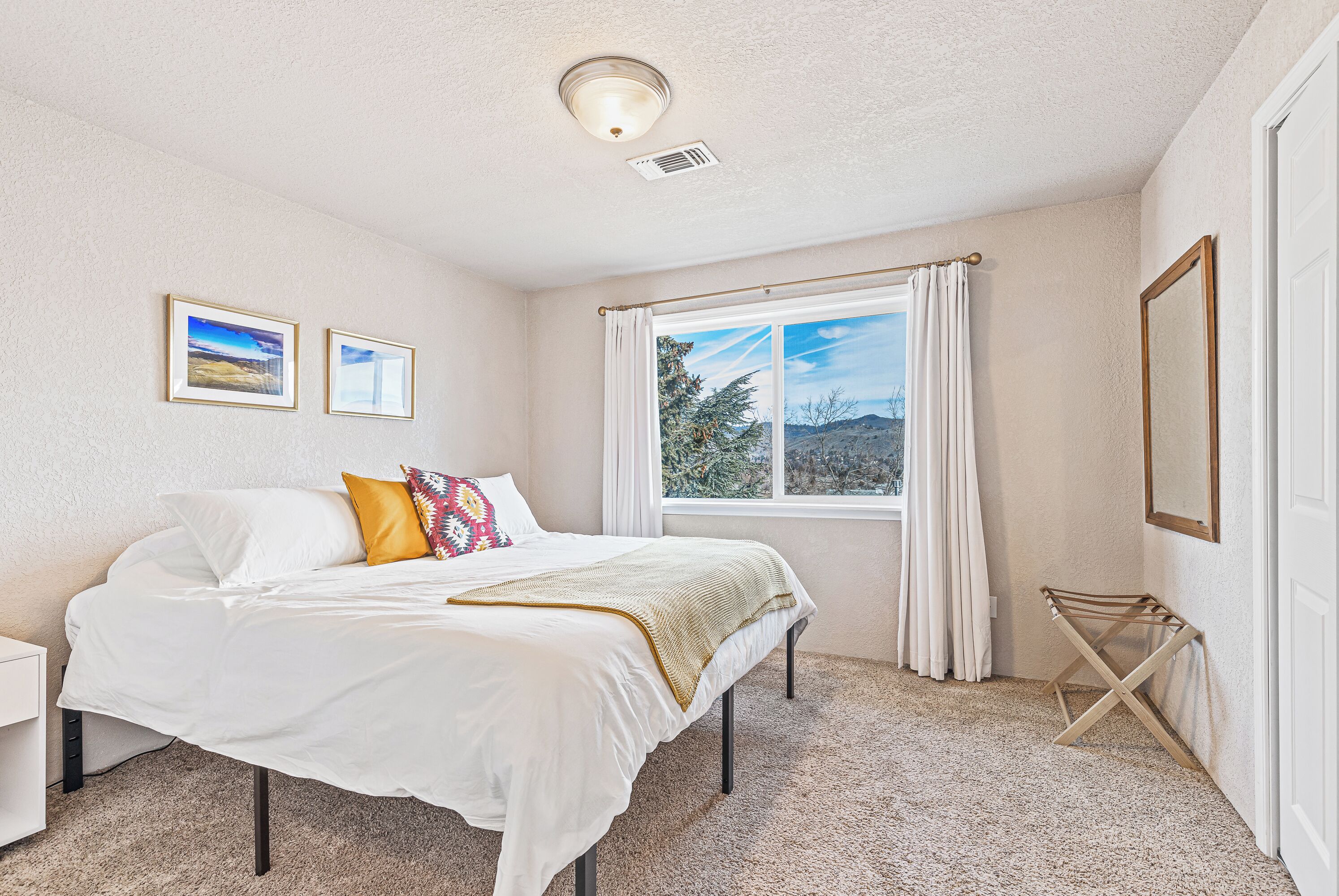 5 habitaciones, escritorio y tabla de planchar con plancha 