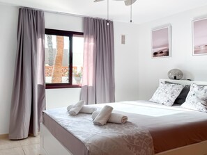 2 slaapkamers, een strijkplank/strijkijzer, internet, beddengoed