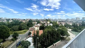 Zona residencial com casas, árvores e céu limpo.