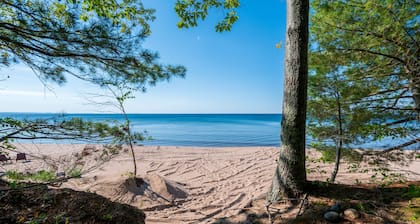 Little Red Retreat: Lake Breezes & Cozy Nights – Summer's Calling