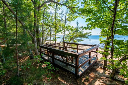 Little Red Retreat: Lake Breezes & Cozy Nights – Summer's Calling