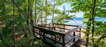 Little Red Retreat: Lake Breezes & Cozy Nights – Summer's Calling