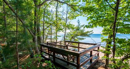 Little Red Retreat: Lake Breezes & Cozy Nights – Summer's Calling