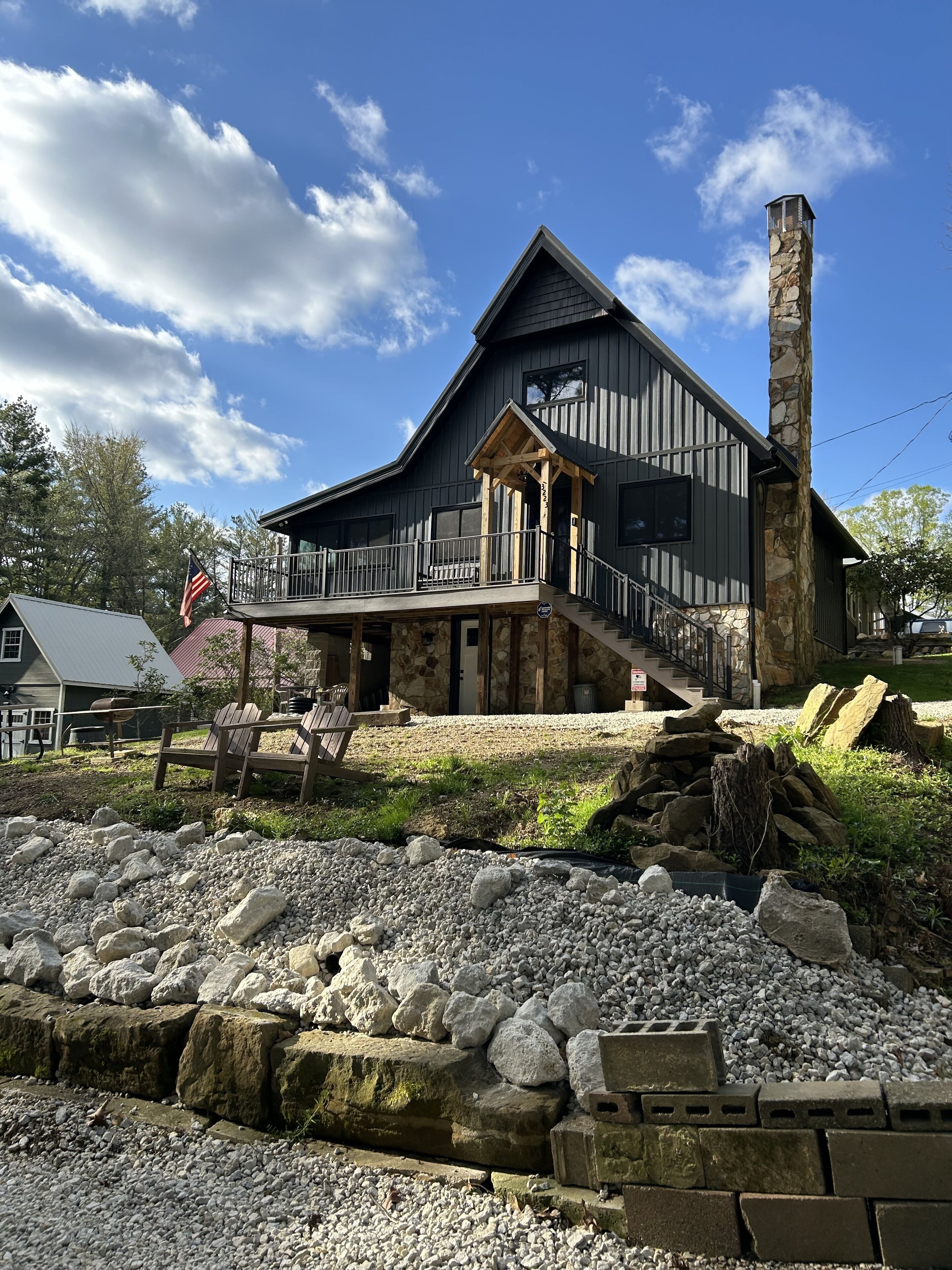Family sized chalet on the Lakeside of Leesville Lake - pets allowed