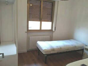 3 bedrooms, travel cot