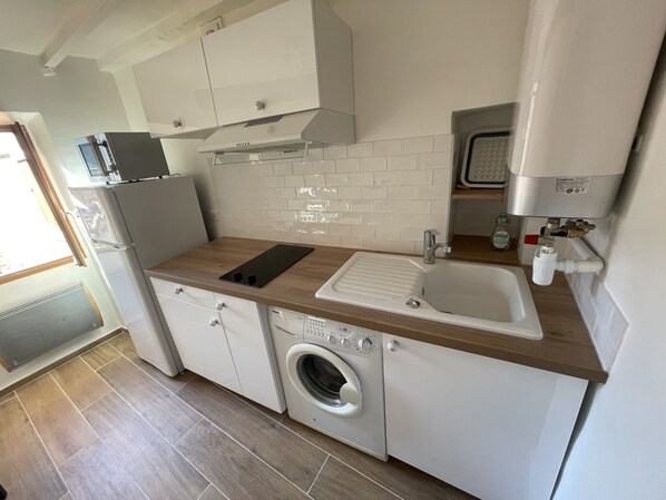 Réfrigérateur, micro-ondes, four, plaque de cuisson