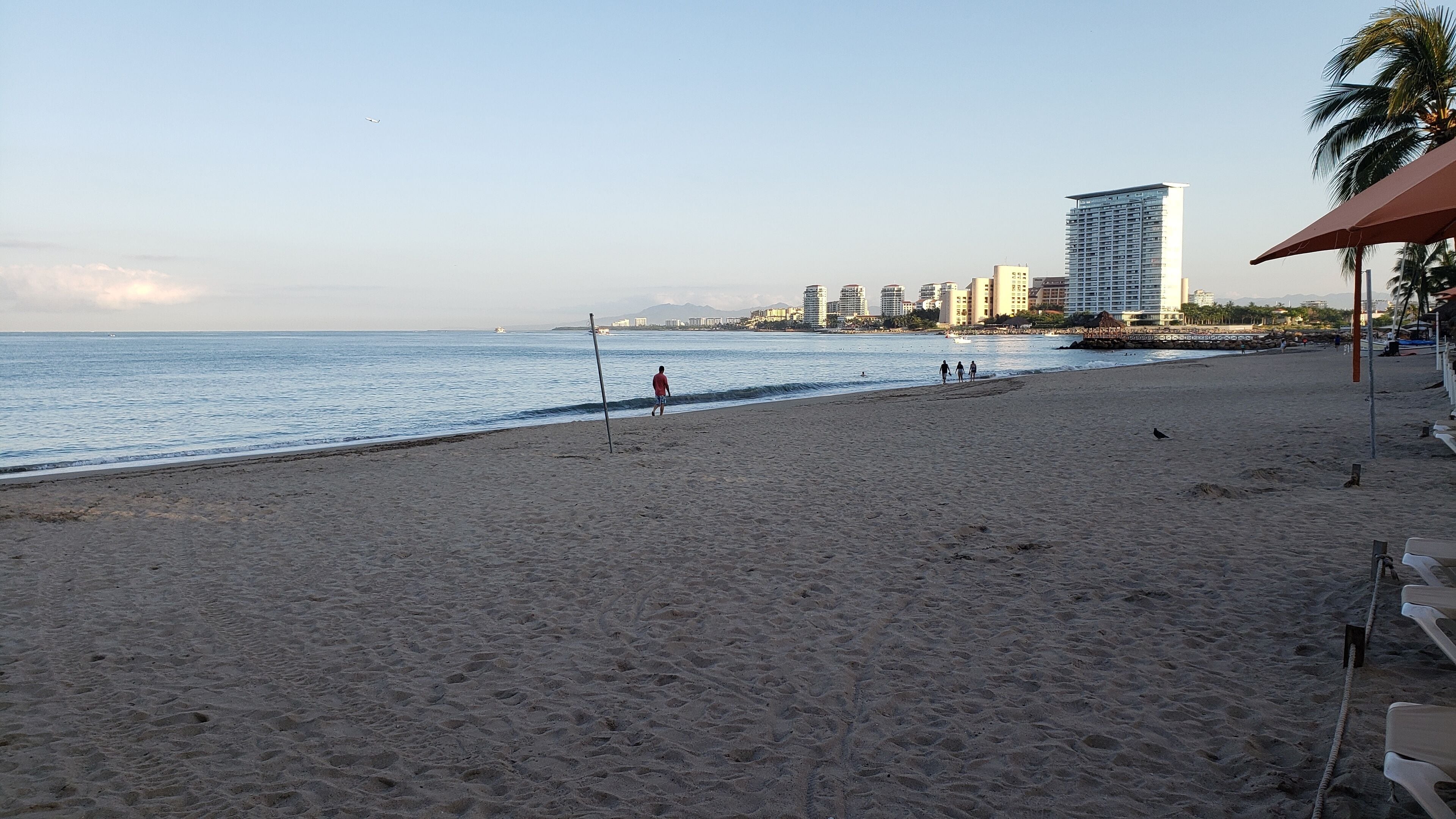 Vlak bij het strand, ligstoelen aan het strand
