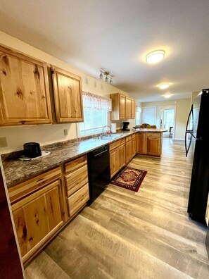 Køleskab, mikrobølgeovn, ovn, kogeplade