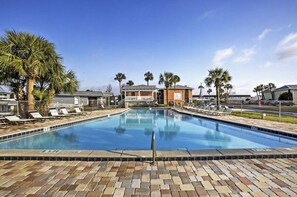 Una piscina al aire libre, una piscina climatizada