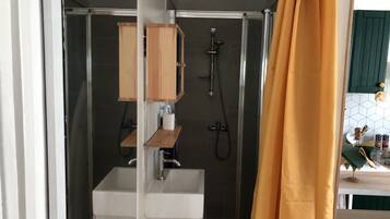 Douche, sĂšche-cheveux, serviettes fournies