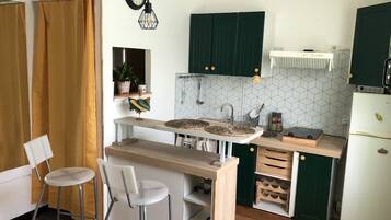 Fridge, microwave, stovetop, coffee/tea maker