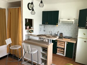 Geladeira, micro-ondas, cooktop, cafeteira/chaleira