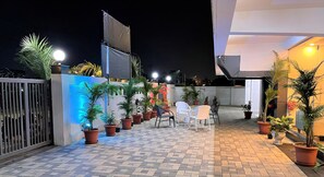 Vista frontal de la propiedad por la tarde o noche