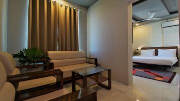 Executive Studio Suite | Egyptian cotton sheets, premium bedding, down duvets, pillow-top beds