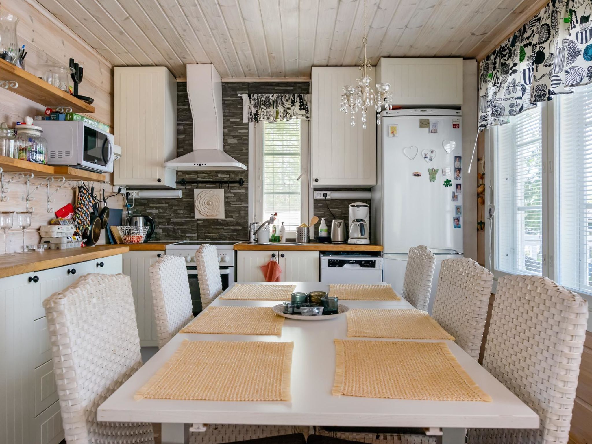 Jääkaappi, mikroaaltouuni, astianpesukone