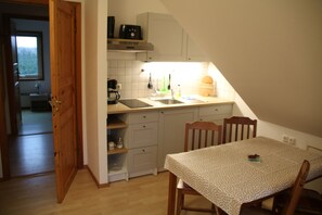Kühlschrank, Herdplatte, Wasserkocher mit Kaffee-/Teezubehör