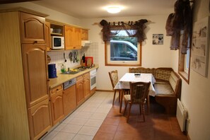 Kühlschrank, Herdplatte, Wasserkocher mit Kaffee-/Teezubehör
