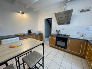 ثلاجة، ميكروويف، فرن، غسالة أطباق