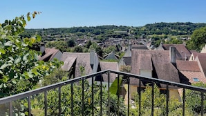 Un quartier résidentiel avec des maisons, un ciel dégagé et de la verdure.