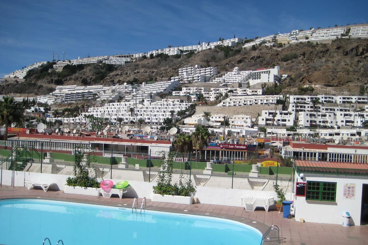 Piscina com vista para uma área residencial numa encosta.