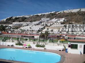 Una piscina con vistas a una zona residencial en la ladera.