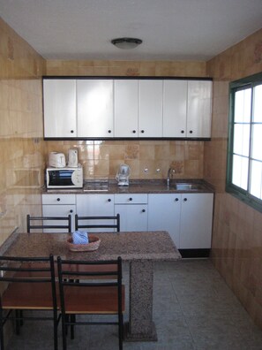 Refrigerador con freezer, microondas, placa de cocina, tostadora