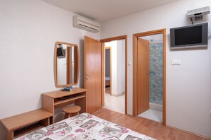 2 soverom, skrivebord, reiseseng for barn og wi-fi (inkludert)