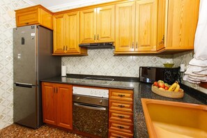 Jääkaappi, mikroaaltouuni, uuni, astianpesukone