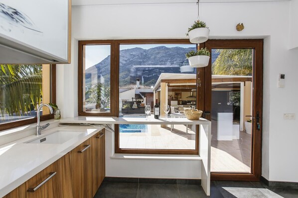 Een koelkast, een microgolfoven, een oven, een vaatwasser