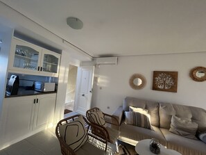 Una televisión, una chimenea