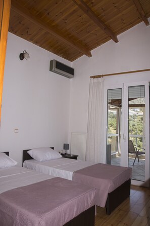 6 عدّة غرف نوم ومكتب وتجهيزات عازلة للصوت ومكواة/لوح كي