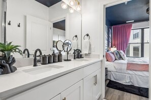 4 bedrooms, desk, iron/ironing board, free WiFi