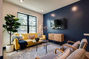 Smart TV, table tennis