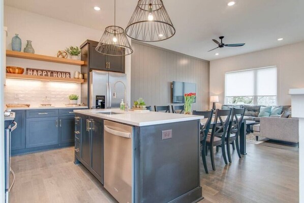 Réfrigérateur, micro-ondes, four, plaque de cuisson