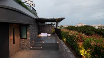 Honeymoon Suite with outdoor Jacuzzi | Hiên