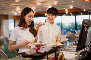 Buffet déjeuner gratuit tous les jours