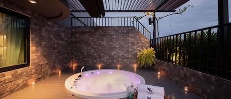 Honeymoon Suite with outdoor Jacuzzi | Terrace/patio