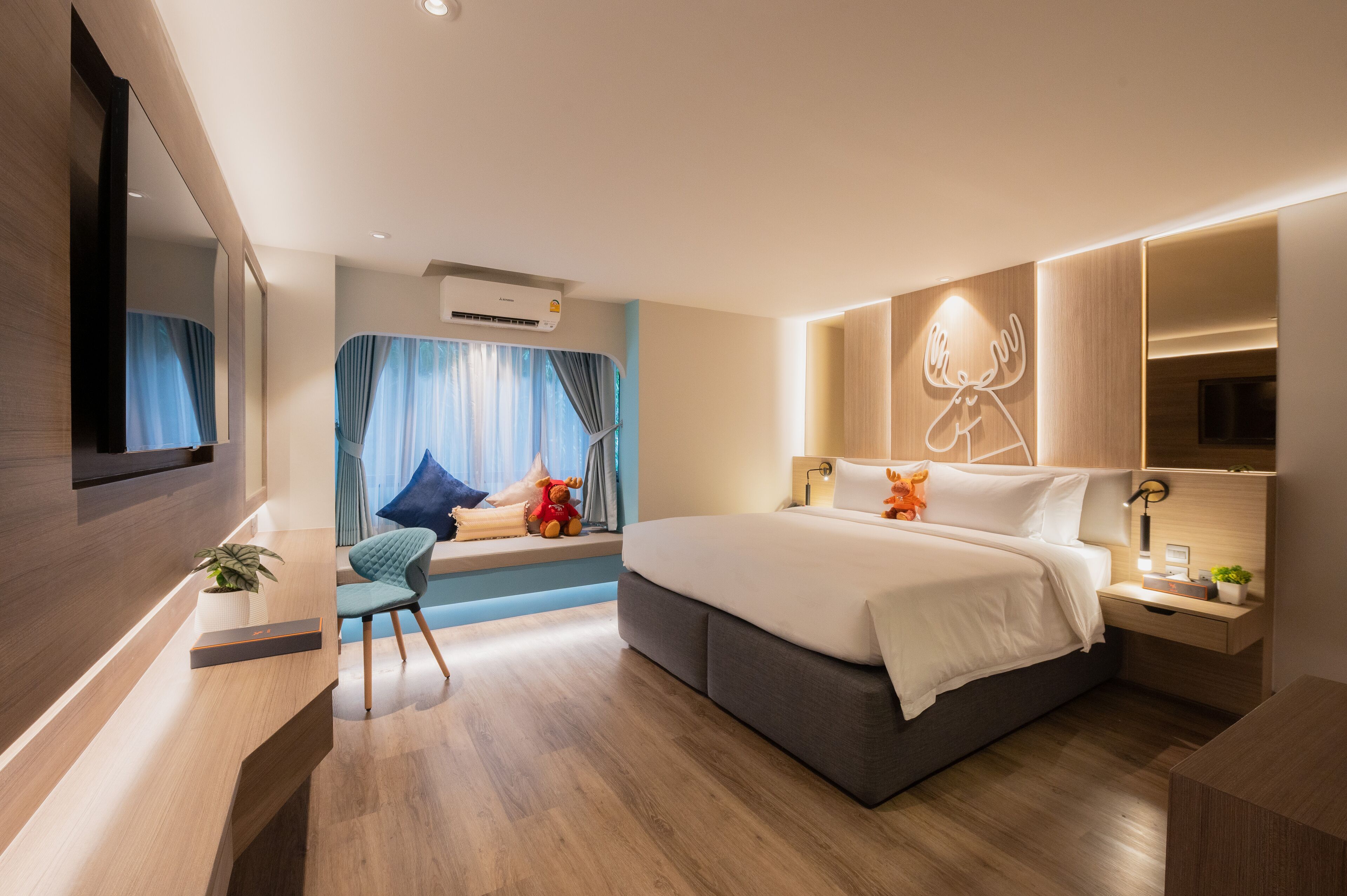 Ropa de cama de alta calidad y caja de seguridad en la habitación 