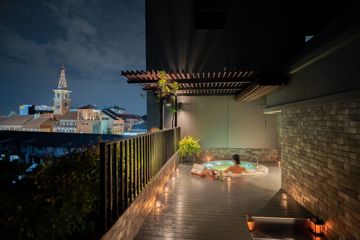 Luxury Honeymoon Suite with Jacuzzi | Ropa de cama de alta calidad, caja fuerte, escritorio