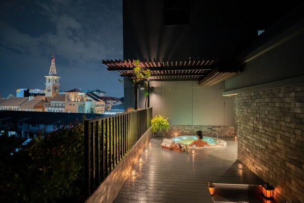 Luxury Honeymoon Suite with Jacuzzi | Ropa de cama de alta calidad, caja fuerte, escritorio