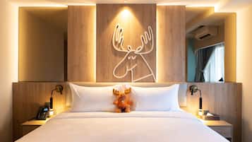 Deluxe King or Twin Bed with shower | Premium bedding, in-room safe, desk, laptop workspace
