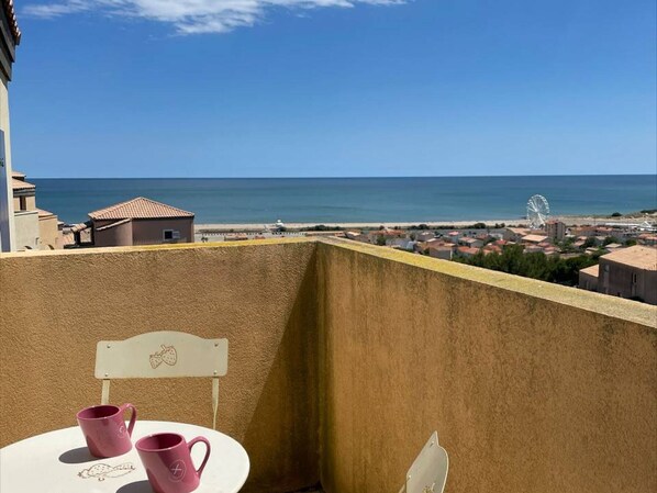 Outdoor dining - Charming 2-room apt with sea view, pool and parking (Fleury-Saint-Pierre-la-Mer)