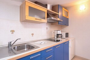 Fridge, microwave, stovetop, dishwasher - Restful 2 BR apartment in city center (Bol)