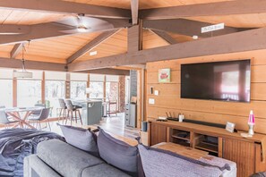 テレビ、暖炉、ステレオ