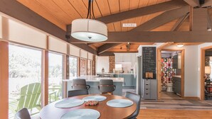 Eine moderne Küche mit Steinrückwand, Holzschränken und einer Kreidetafel-Speisekarte.