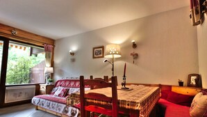 Una habitación acogedora con cama, una mesa de comedor y un sofá.
