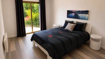 4 bedrooms, desk, iron/ironing board, WiFi